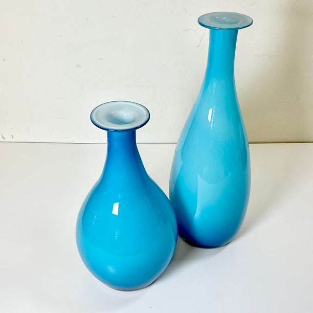 Hollywood Regency 1970s Vintage Tiffany Blue Italian Venetian Blown Glass Vases With White Encasing - A Pair For Sale - Image 3 of 11