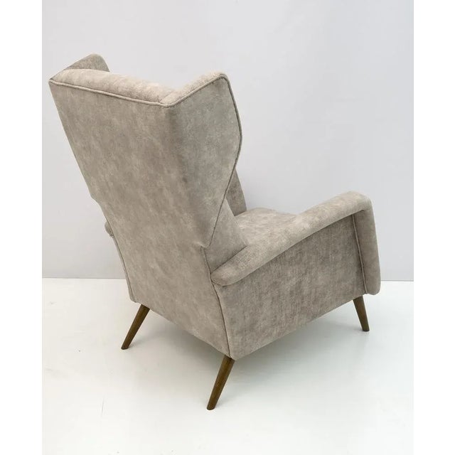 Mid-Century Modern Mid-Century Italian Modern Velvet Winged Armchair by Gio Ponti for Cassina, 1950s For Sale - Image 3 of 10