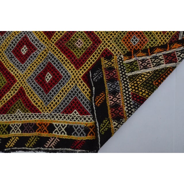 Boho Chic Mid-20th Century Anatolian Cicim Kilim Rug - Boho Chic Geometric Tribal Area Rug For Sale - Image 3 of 10