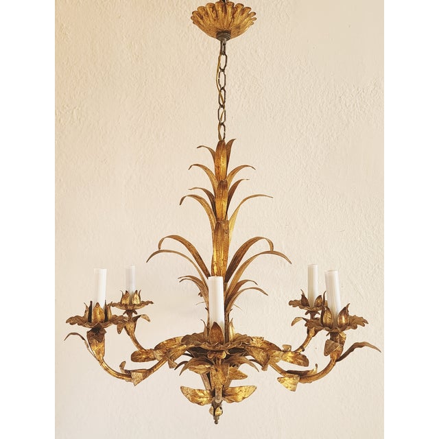French Mid 20th Century Hollywood Regency Style Gilt Metal Chandelier For Sale - Image 3 of 12