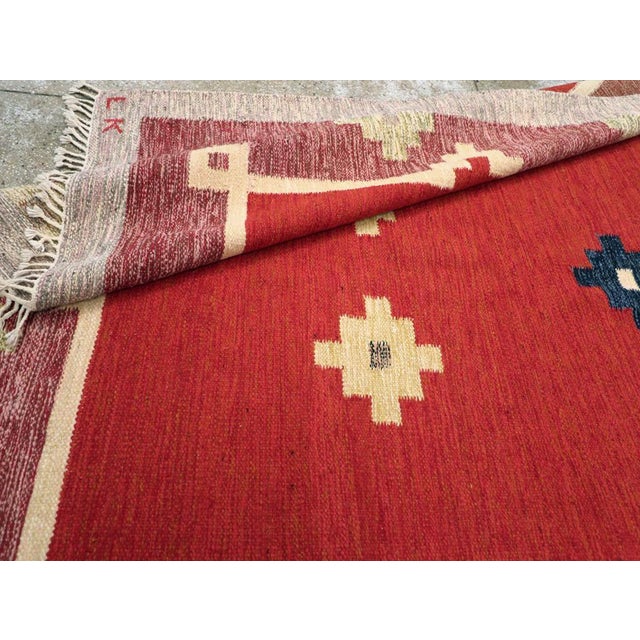 Red Galerie Shabab Collection Mid-20th Century Swedish Flatweave Kilim Room Size Rug For Sale - Image 8 of 8