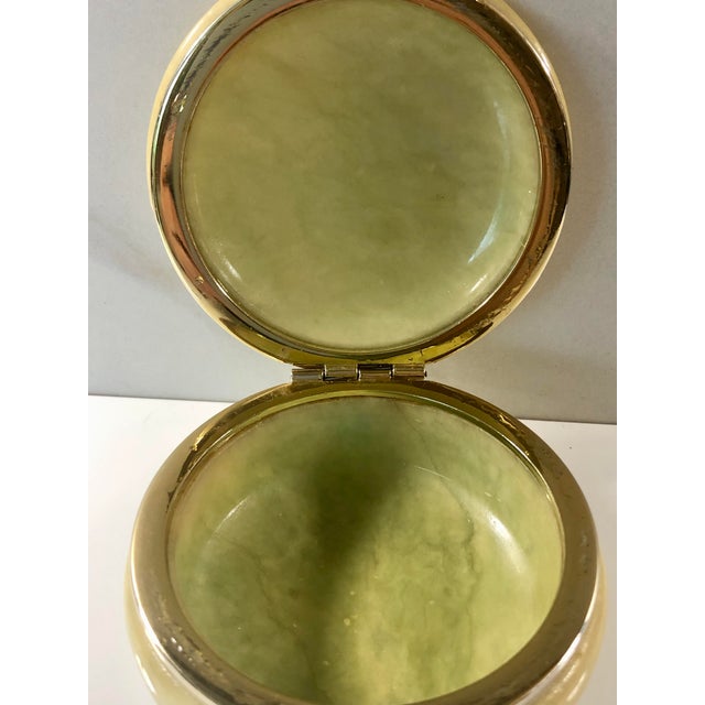 Stone Mid 20th Century Round Hinged Italian Box in Alabaster For Sale - Image 7 of 8