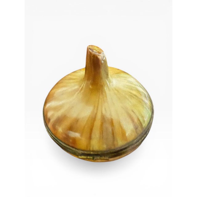 French Hand-Painted Limoges Porcelain Onion Trinket Box – French Peint Main Hinged Box For Sale - Image 3 of 4