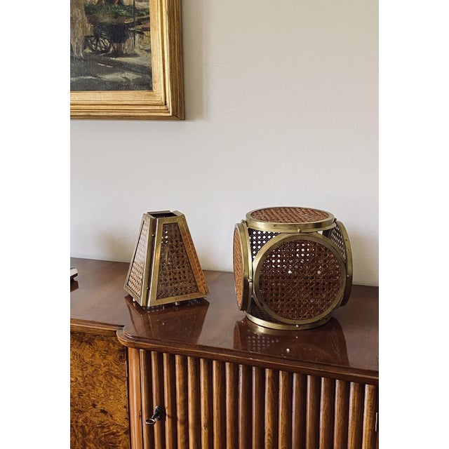 Set of 2 Hollywood regency lamps in brass and Vienna straw. A cube-shaped lamp in Vienna straw framed by a brass frame. A...