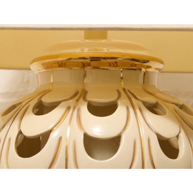Mid 20th Century Mid 20th Century Scallop Glow White Ceramic Table Lamp With Tapered Shade For Sale - Image 5 of 7
