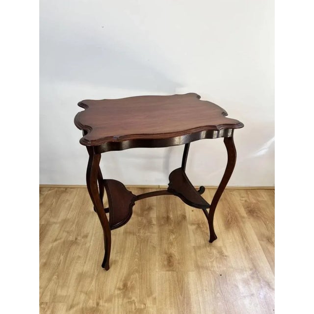 Antique Edwardian quality mahogany lamp table having a quality mahogany shaped top with a moulded edge, standing on shaped...