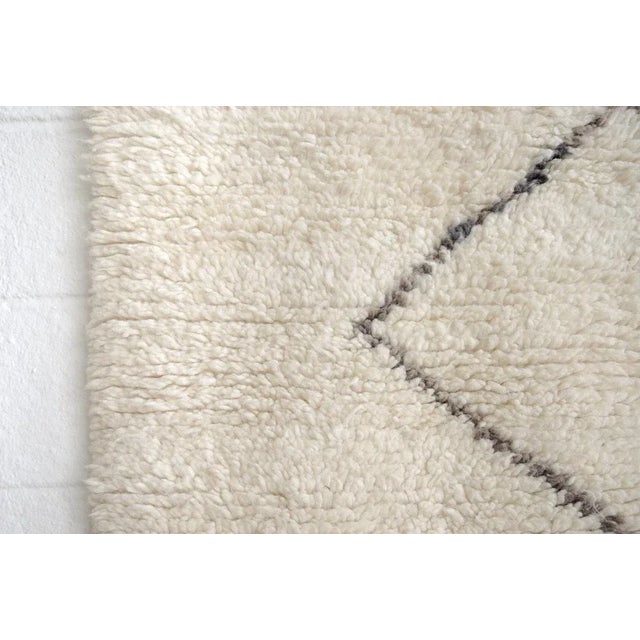 Off-white Vintage Handwoven Moroccan Beni Ourain Wool Area Floor Rug, 5’4” X 6’9” For Sale - Image 8 of 10
