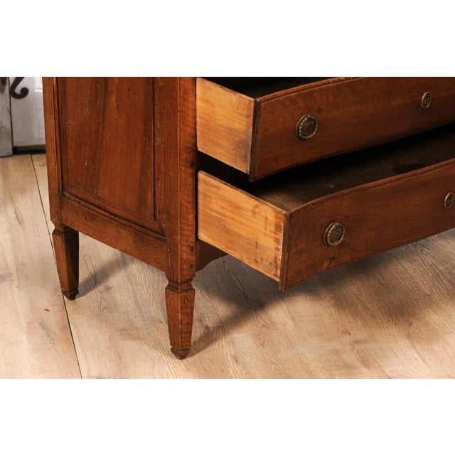 Wood Italian 1820s Serpentine Front Walnut Commode with Three Drawers For Sale - Image 7 of 12