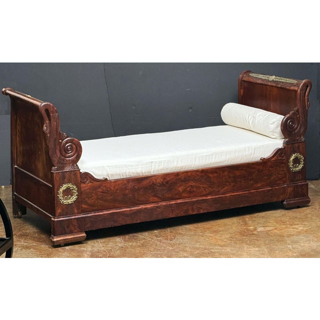 French Empire Gilt Mounted Day Bed or Lit en Bateau Sleigh Bed of Flame Mahogany For Sale - Image 13 of 14