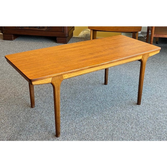 Iconic Mid Century Modern Extending Teak Coffee Table W/ Two Pull-Out Drinks Trays c.1960 For Sale - Image 4 of 12