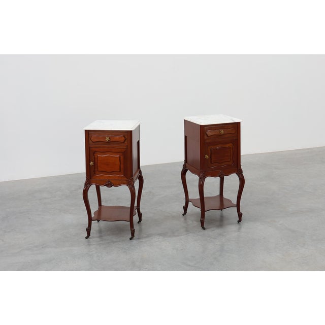 Brown Walnut Louis XV Nightstands with Carrara Marble Tops, France, 1900, Set of 2 For Sale - Image 8 of 17