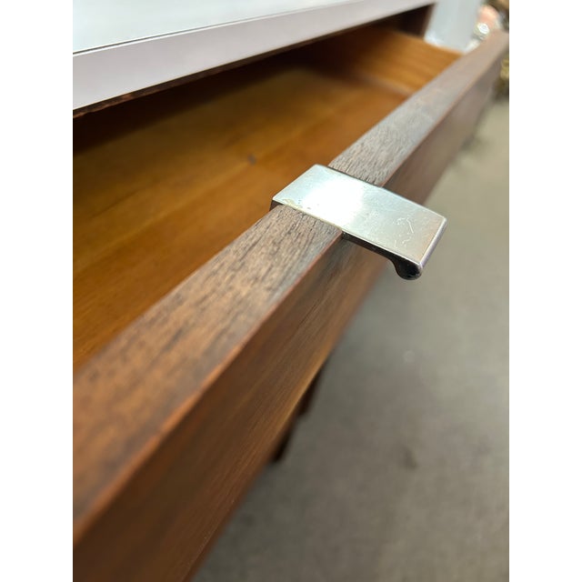 1960s Florence Knoll Walnut + White Laminate 5 Drawer Chest For Sale In Chicago - Image 6 of 11