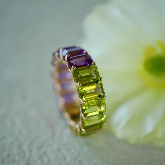 Contemporary Kai Emerald-Cut Amethyst & Peridot Duo Eternity Ring in 14k Solid Gold, size 10 For Sale - Image 3 of 6