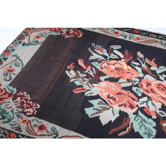 Vintage Anatolian Floral Kilim With Central Bouquet – Handwoven Wool Flatweave Kilim Rug -5' 8'' X 8' 2'' For Sale - Image 12 of 12