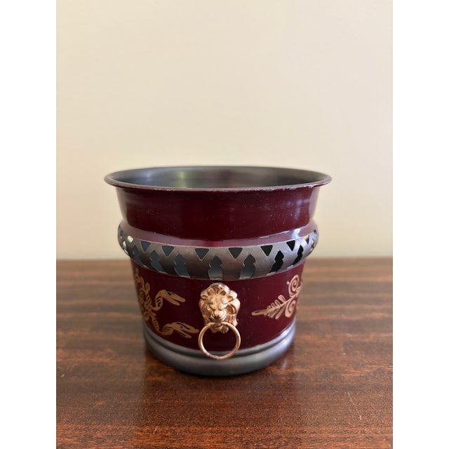 French Neoclassical Burgundy & Gold Tole Cachepot With Brass Lion Heads For Sale - Image 4 of 8