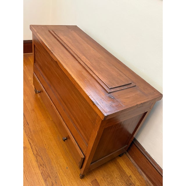 Eldred Wheeler 19th Century American Country Sheraton Blanket Chest With Drawer For Sale - Image 4 of 11