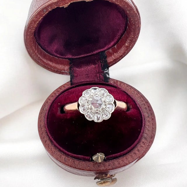 Antique daisy ring (circa 1900) in 18 carat (750 thousandths) pink gold. It is decorated with rose-cut diamonds totaling...