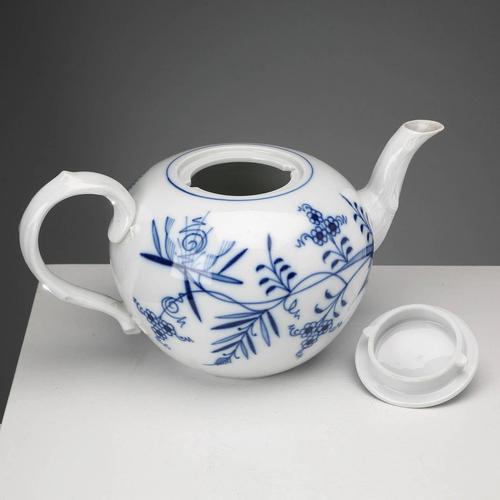Porcelain Teapot from Meissen For Sale - Image 4 of 10