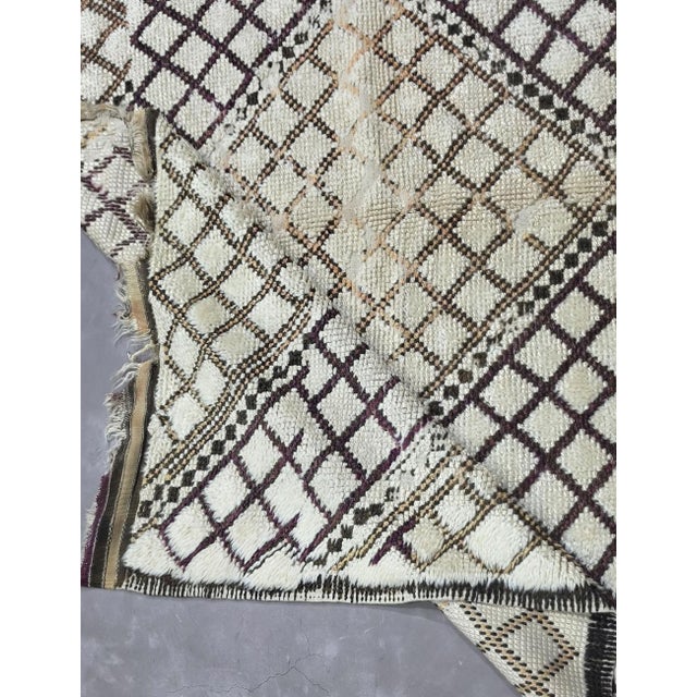 Mid-Century Modern Ivory Moroccan Beni Rug - 10.5 X 5.9 Ft For Sale - Image 3 of 7