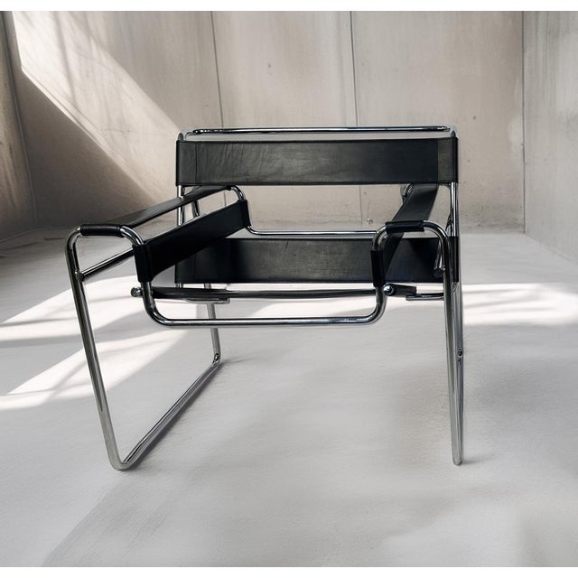 One of the most influential chairs of the 20th century in exceptional condition. Breuer's B3 reduced the club chair to...