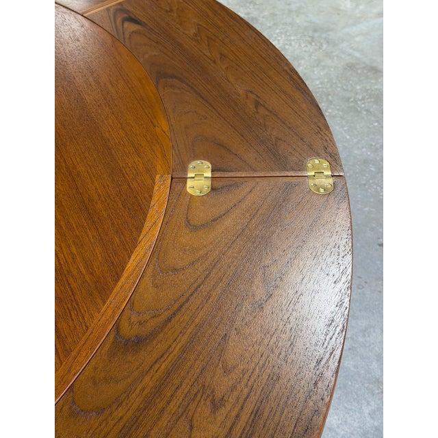 1970s Dyrlund Lotus Round Teak Dining Table With Flip-Out Extension Leaves – Vintage Danish Mid-Century Modern For Sale - Image 5 of 12