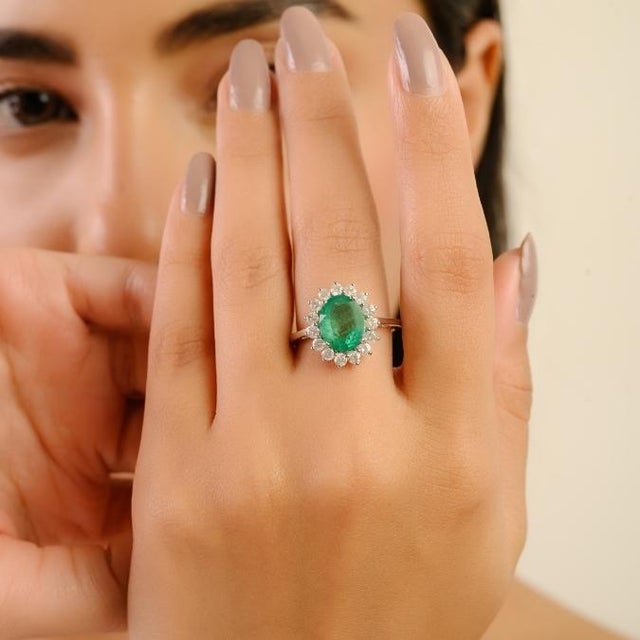 VRJewels 2.26 Ct Natural Emerald and Diamond 14k Gold Oval Engagment Ring Size 6.5 For Sale In New York - Image 6 of 16