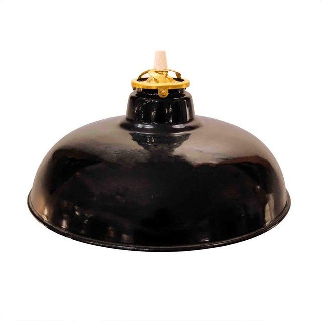 1950s industrial ceiling light. Black enameled metal (exterior) and white enameled metal (interior). Requires one E27...