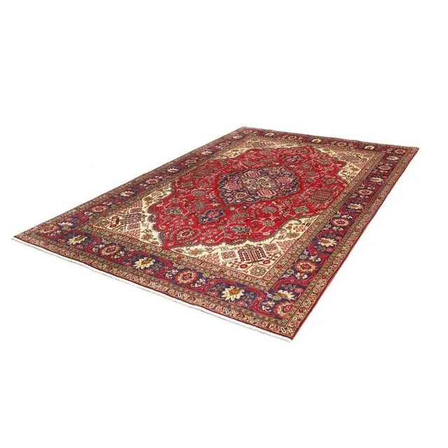 Hand-knotted Middle Eastern rug from Tabriz | Knot density: 200.000 knots/m² | Material: 100% virgin wool | Size: 200 x...
