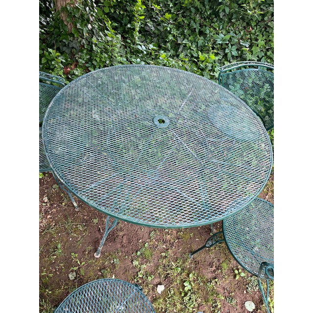 Mid-Century Modern Vintage Woodward Briarwood Style Green Wrought Iron Mesh Table and 4 Barrel Chairs For Sale - Image 3 of 5