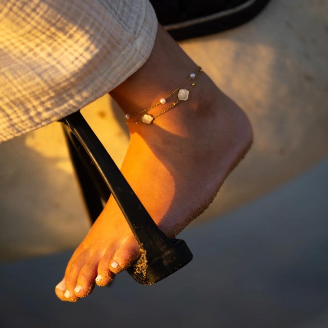 Bring the magic of the ocean to your style with the Pearl Seashell Dreams Gold Anklet. This enchanting anklet features a...