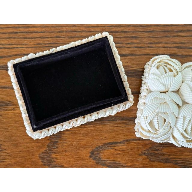 Shabby Chic Late 20th Century White Scallop Shell Rosette Covered Box For Sale - Image 3 of 9