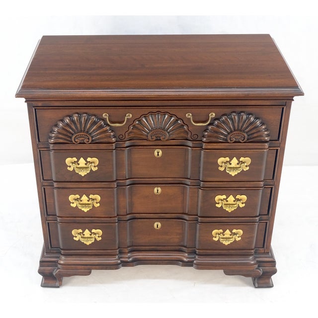 Harden Furniture Block Front Carved Scallops Brass Drop Pulls 4 Drawers Bachelor Chest For Sale - Image 4 of 11
