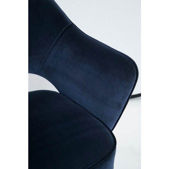 Saarinen Executive Arm Chair in Navy Velvet For Sale In New York - Image 6 of 7