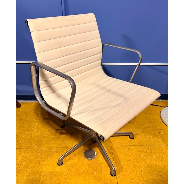 Aluminum Group Office Chair (Mod. EA 117) – Designed by Charles & Ray Eames for Herman Miller / Vitra / icf Insert an...