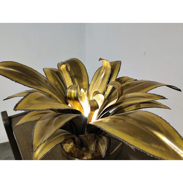 Beautiful torch cut brass flower table lamp by Maison jansen. This flower lamp has a central lightpoint and emits a...