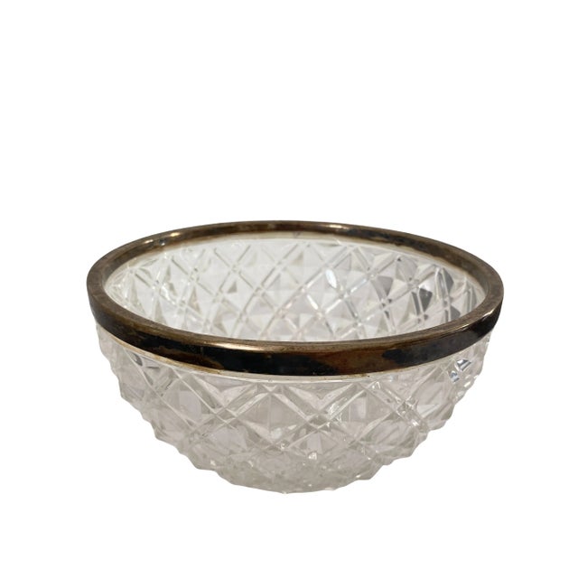 Superb cut crystal bowl with diamond-shaped decoration, surrounded by a gilded brass frame. French work, circa 1930, late...