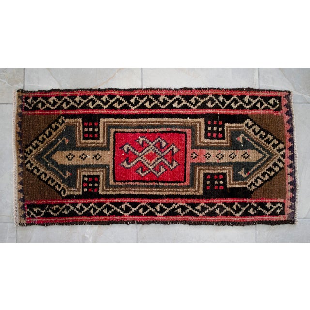 1980s Hand Knotted Small Turkish Rug Bath MatFront of Kitchen Sink Rug Mini Runner 1'6" X 3' For Sale - Image 13 of 13