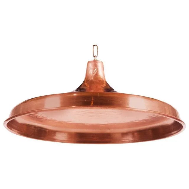 This mid-century pendant lamp was manufactured in the 1950s. It is made from hammered copper and fitted with a E27 socket....