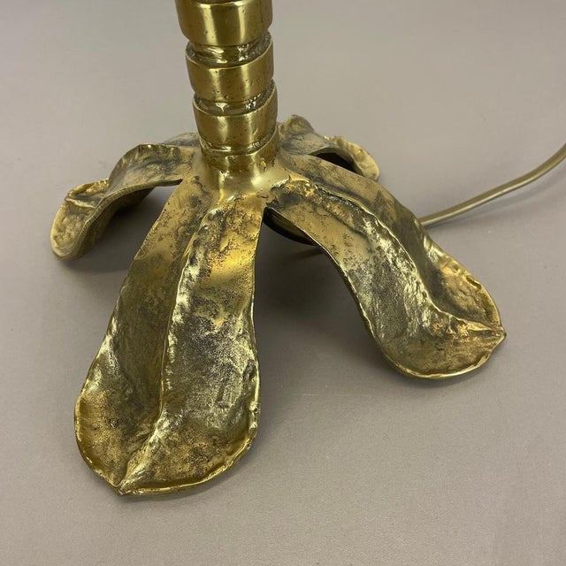 Hollywood Regency Brutalist Floral Brass Table Light, Italy, 1970s For Sale - Image 18 of 18