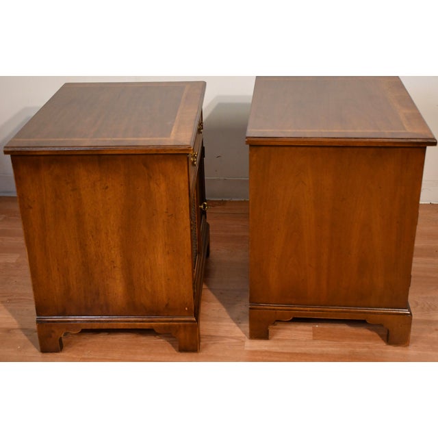 Henredon 18th Century Portfolio Mahogany Banded Satinwood Pair of Nightstands / Bedside Tables, 2 Pieces For Sale - Image 13 of 18