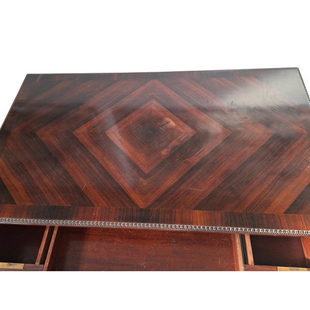 An elegant centerpiece desk (bureau plat) of refined Italian craftsmanship from around 1950. The piece recalls the Louis...