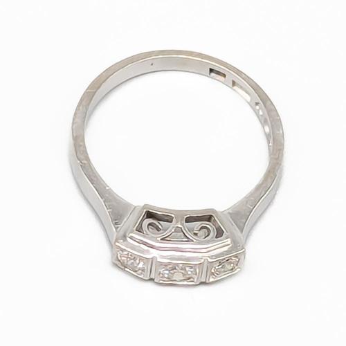 Ring, Gold, 18K, 4.9g, 17.25mm, Good condition, 3 diamonds of 0.31 CT according to engraving. This piece has an...