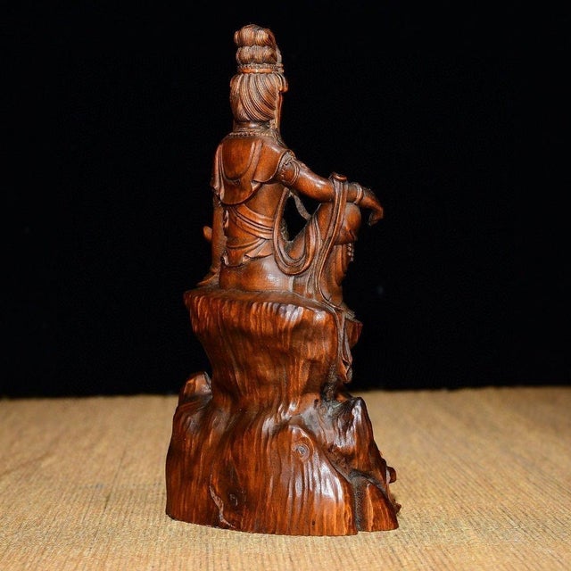 Brown Vintage Chinese Boxwood Carving of Guanyin (Water-Moon Avalokiteshvara) For Sale - Image 8 of 9