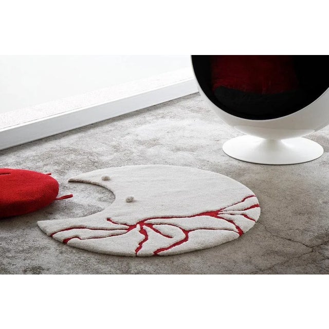 Characterized by a top in pure 100% virgin wool This beautiful pigmy carpet has a thickness of 1.5 cm and boasts a...