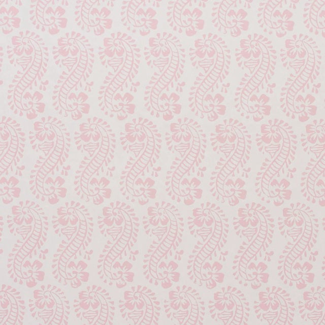 Sample - Schumacher x Molly Mahon Lani Wallpaper in Pink For Sale In Charlotte - Image 6 of 6