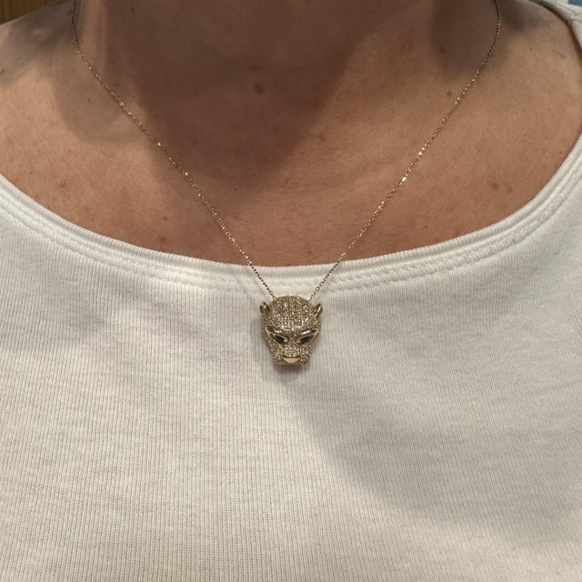 Diamond & Emerald Panther Head Necklace in 14kt Yellow Gold – 1.10ctw Diamonds For Sale In New York - Image 6 of 9