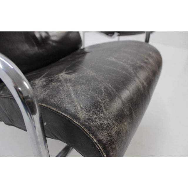 Set of Chrome Tubular Leather Lounge Chair and Footstool, 1950s For Sale - Image 9 of 10