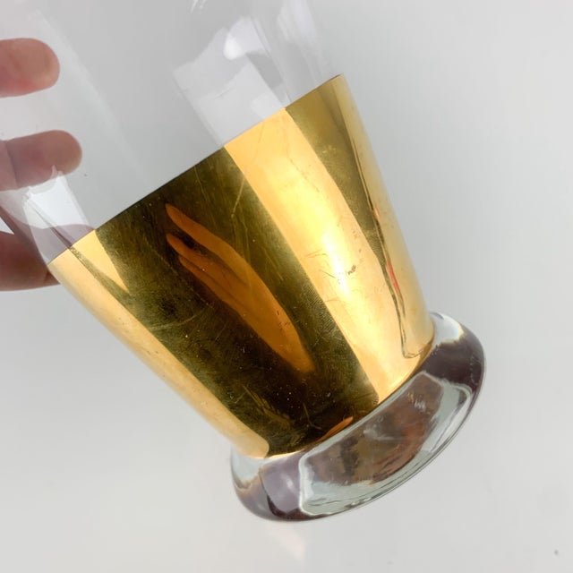 American Vintage MCM Cocktail Tall Glass Cocktail Shaker Martini Mixer Gold Bar Cart For Sale - Image 3 of 11