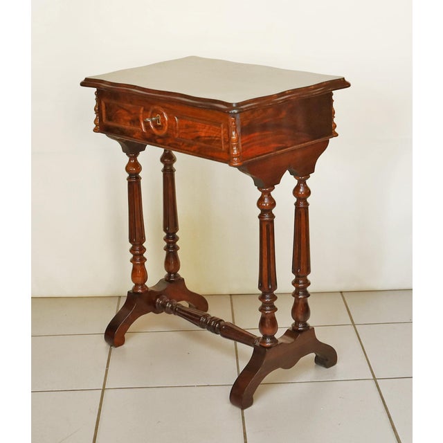 Sewing table Late Biedermeier/Historicism sewing table, made 1850/60. Walnut veneer and solid wood. Cherry veneer on the...