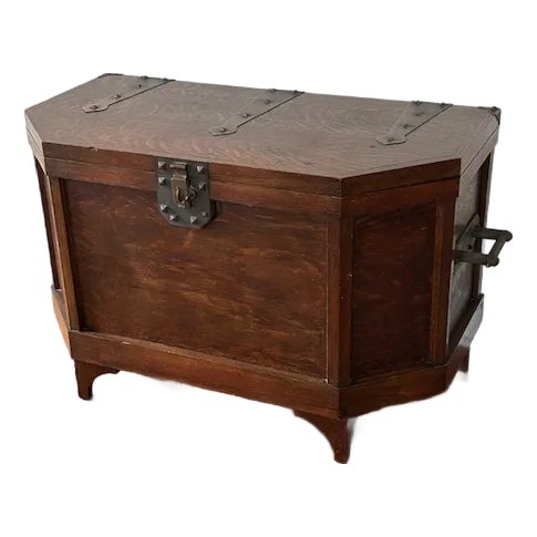 Early 20th Century Arts & Crafts Cedar-Lined Oak Trunk or Bridal Chest For Sale